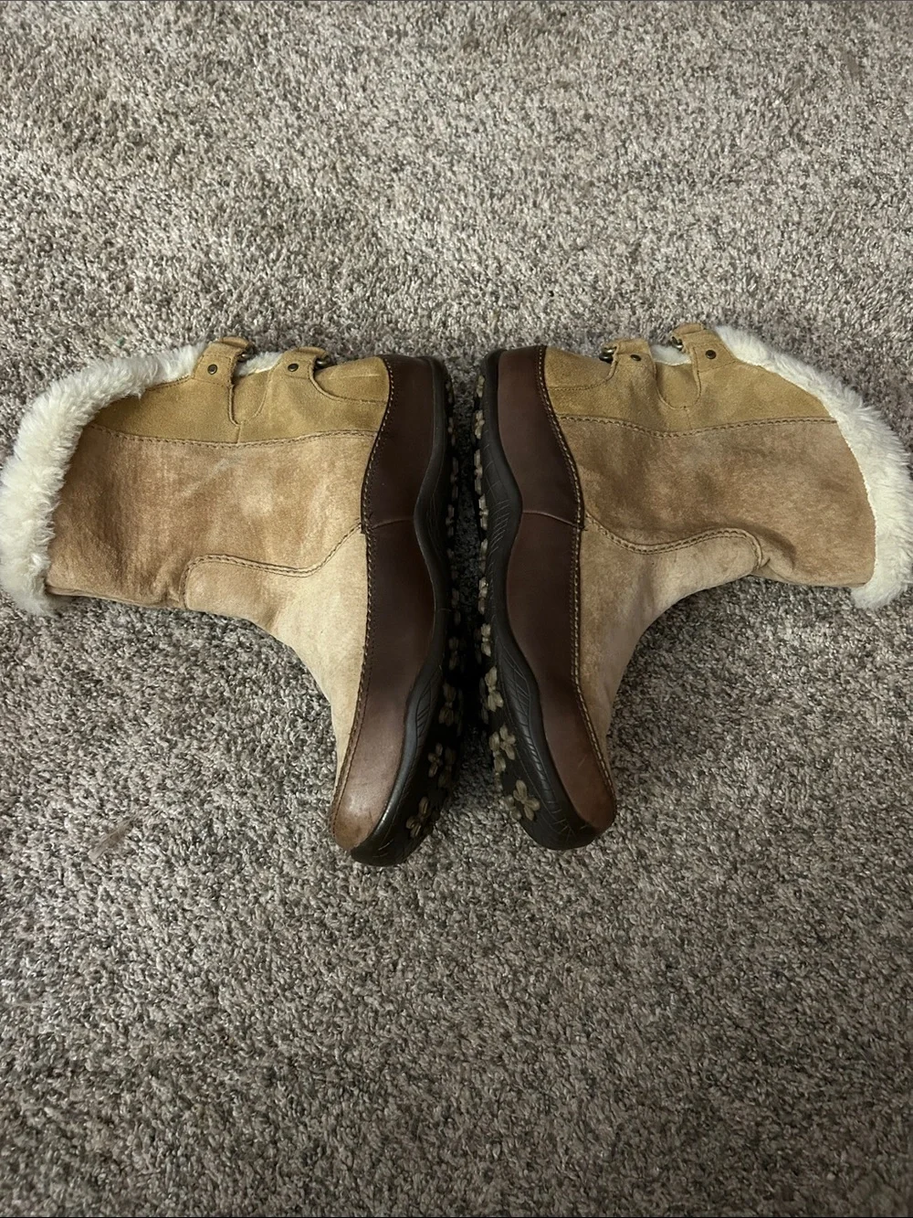 The North Face Abby III shearling snow boots in tan suede, Size 10